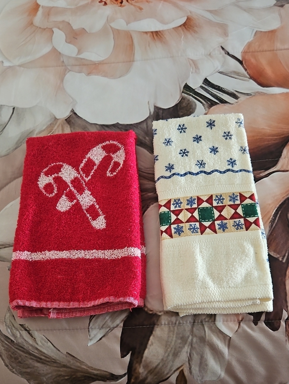 Set Of 2 Xmas Kitchen Towels One Is Red With Candy Canes One Is White Red Blue